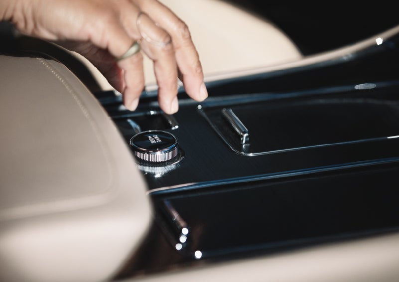 A hand reaching for the Lincoln Drive Modes knob of a 2024 Lincoln Aviator® SUV | Maguire's Lincoln in Palmyra PA