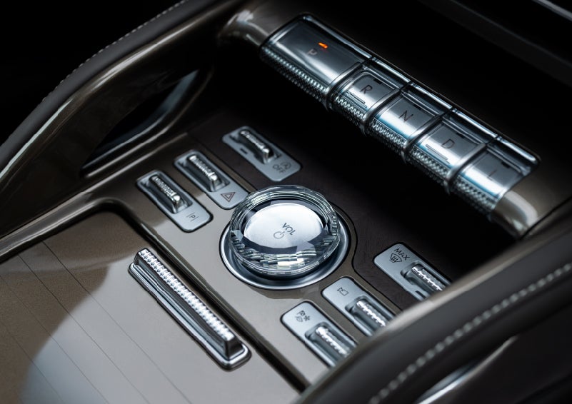 A crystal-inspired volume knob is shown in the center floor console of a 2024 Lincoln Nautilus® SUV. | Maguire's Lincoln in Palmyra PA
